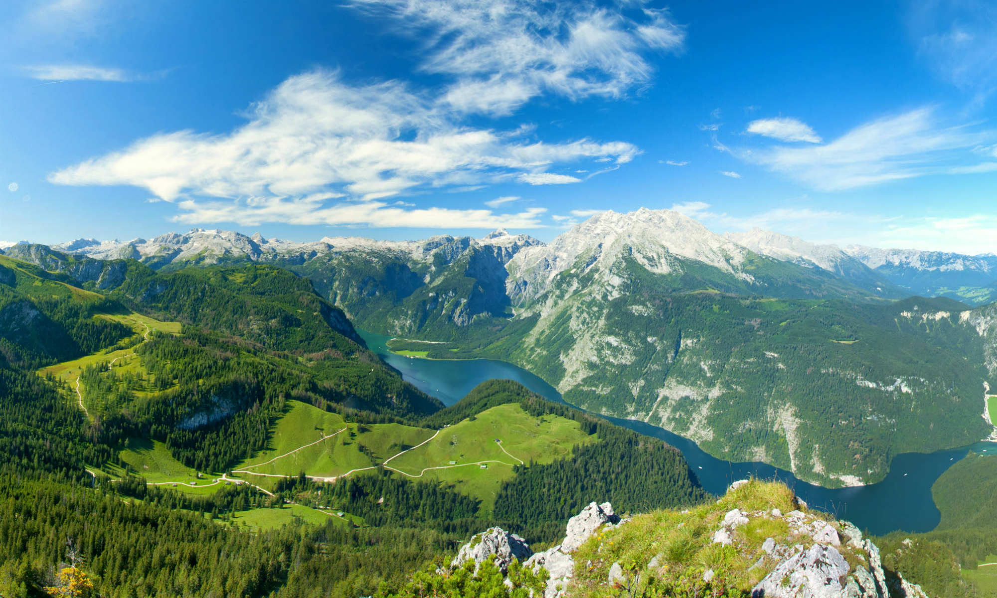 Das Panorama im Berchtesgadener Land mit Blick auf Königssee und Watzmann.