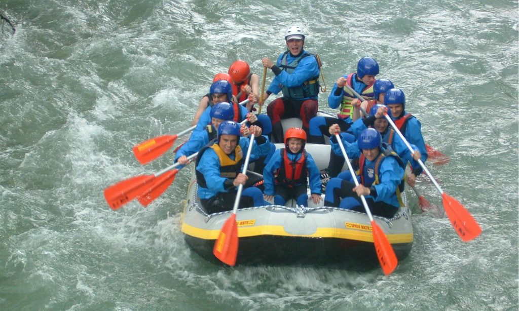 Ein Gruppe beim Wildwasser Rafting in der Nähe von Berchtesgaden