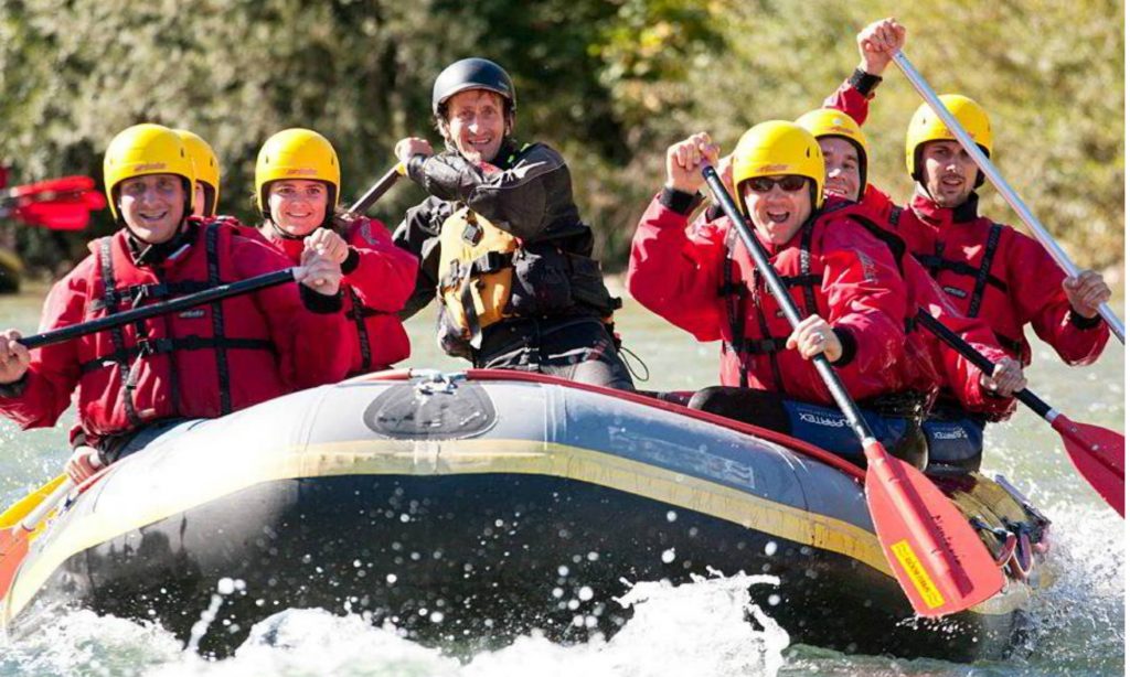 Die Wellen der Isar werden beim Rafting mit dem Guide bezwungen.