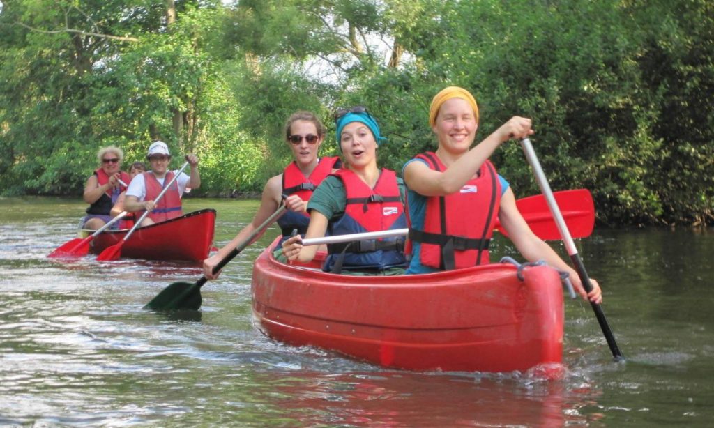 Menschen in 2 Kanus beim Rafting im Schwarzwald