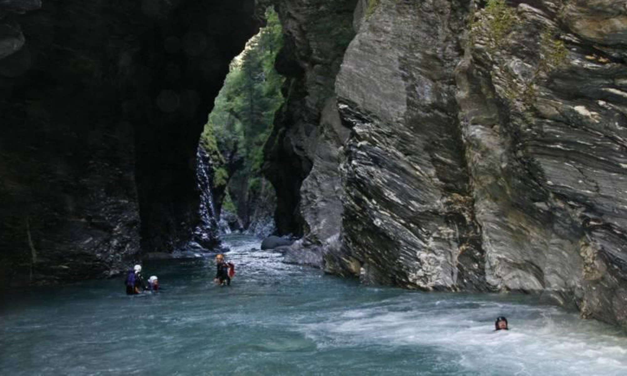 Eine Gruppe in der Viamala Schlucht beim Canyoning in der Schweiz.