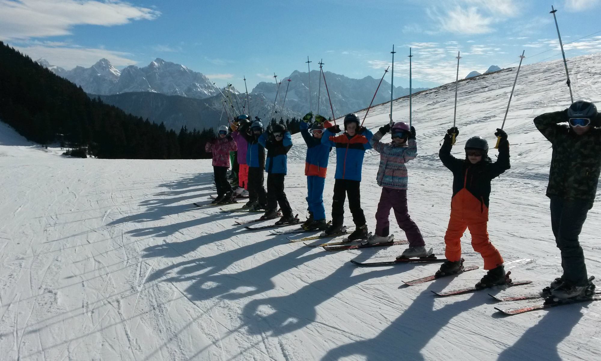 Ski trip. Лыжная группа. Холдоми горнолыжный курорт. Группа на лыжах. Массовое катание на лыжах.