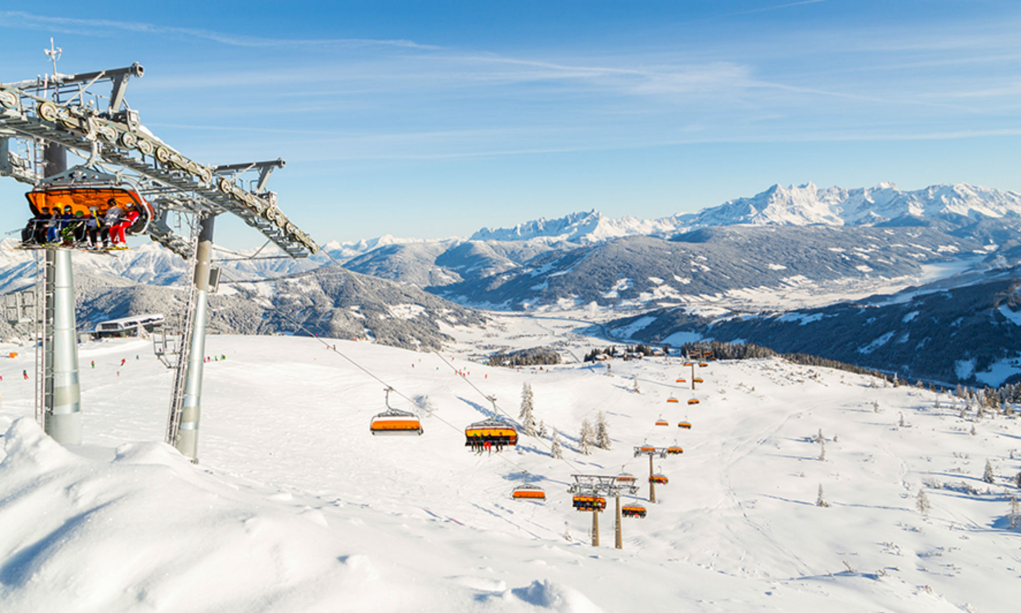 Sonnige Piste mit Skilift in Flachau.