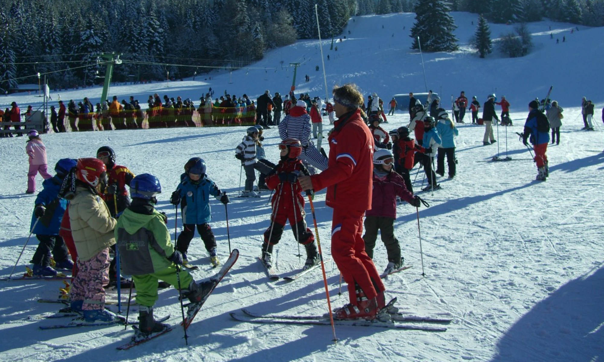 Cours de ski collectif pour enfants.
