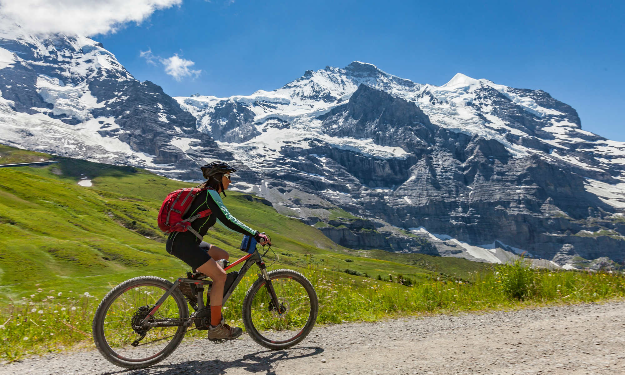 Un ciclista pedala in montagna.