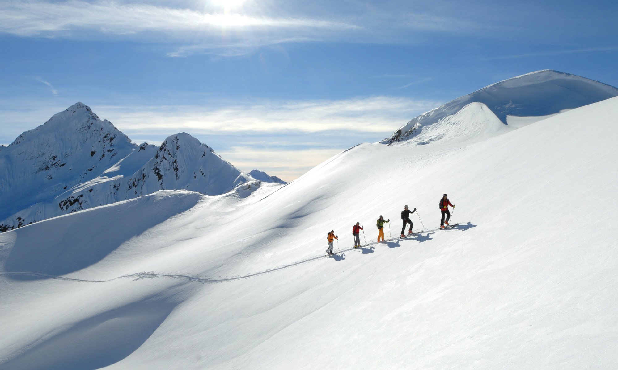 Eine Gruppe bei einer Skitour auf einem Berg im Skigebiet St. Anton am Arlberg.