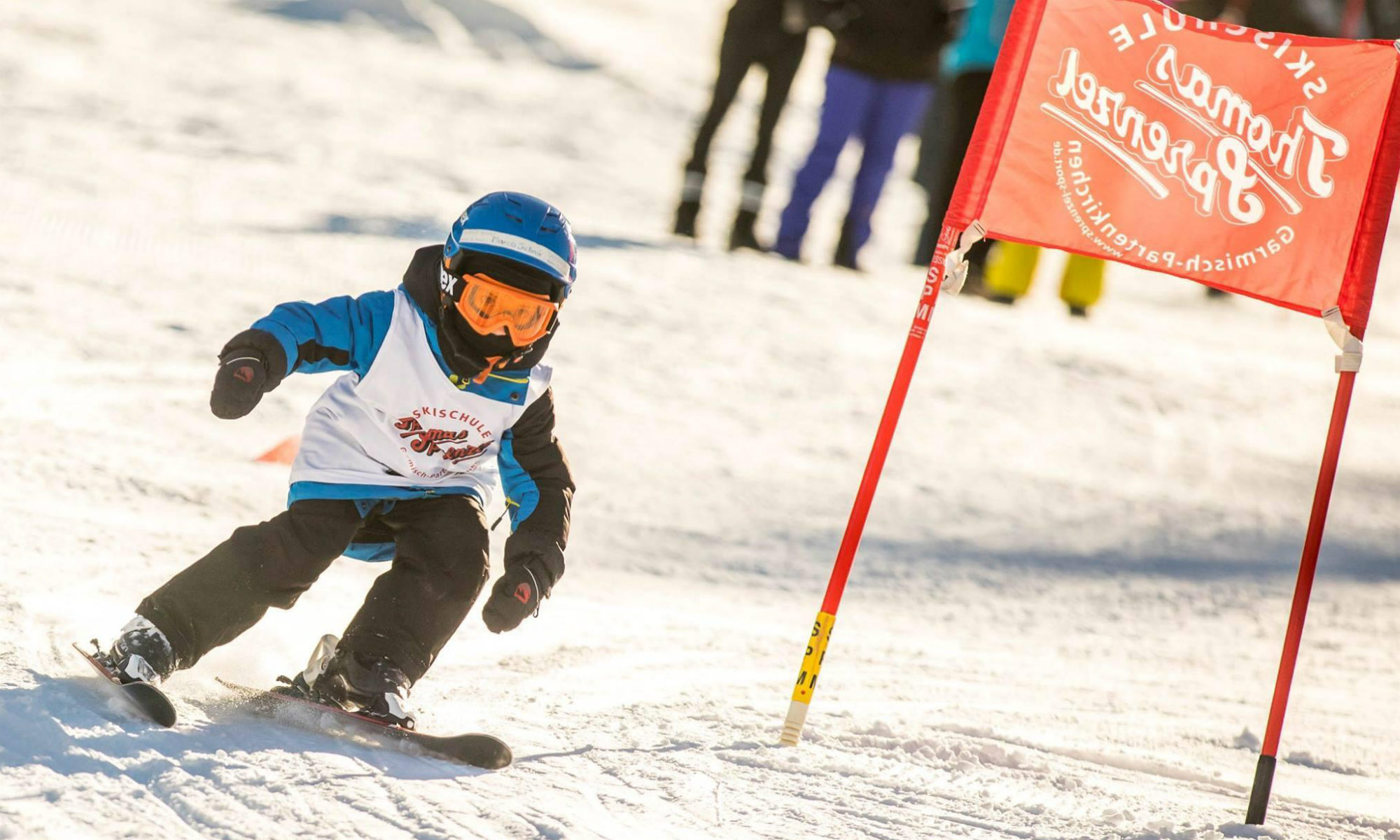 Ein Skianfänger umfährt ein Hindernis und übt das Steuern der Skier im Kinderland in Garmisch-Partenkirchen.