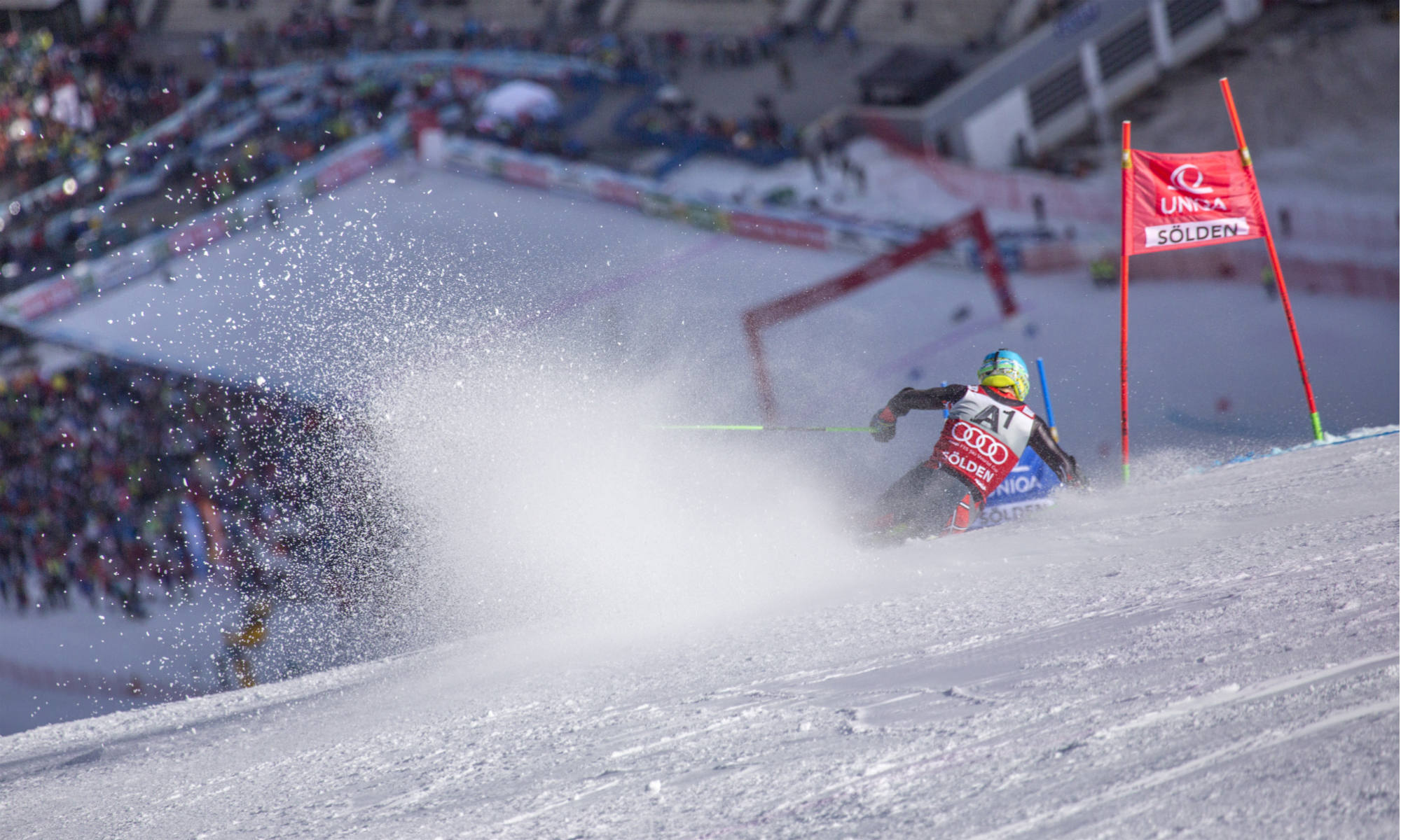 Un skieur en train de descendre une piste slalom.