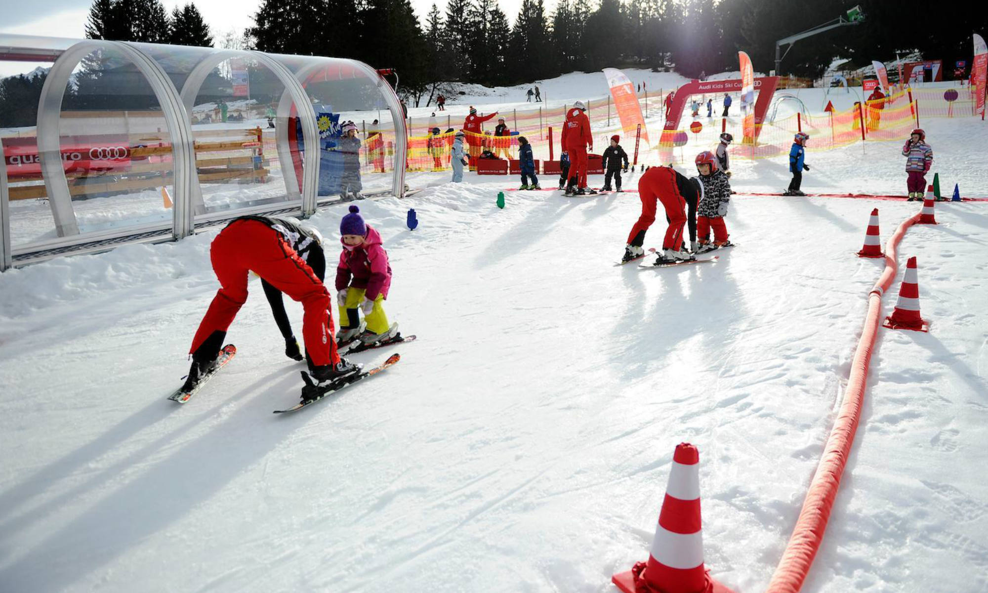 Kinder lernen das Skifahren in einem der Kinderländer in Oberstdorf auf spielerische Art und Weise.
