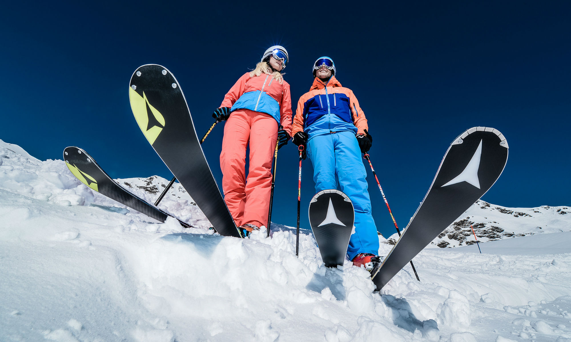 2 Skifahrer die mit ihren Skiern im Tiefschnee in Obertauern stehen.