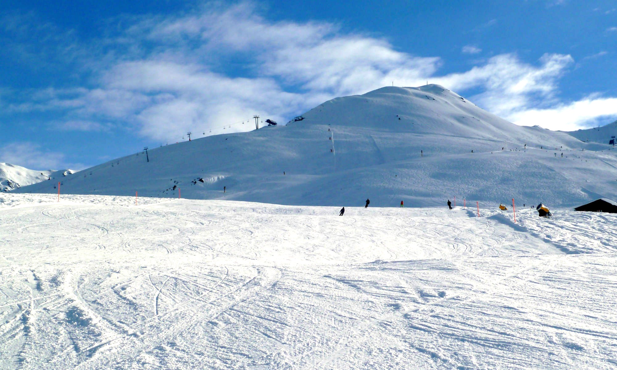 Piste im Skigebiet Davos-Klosters bei Sonnenschein.