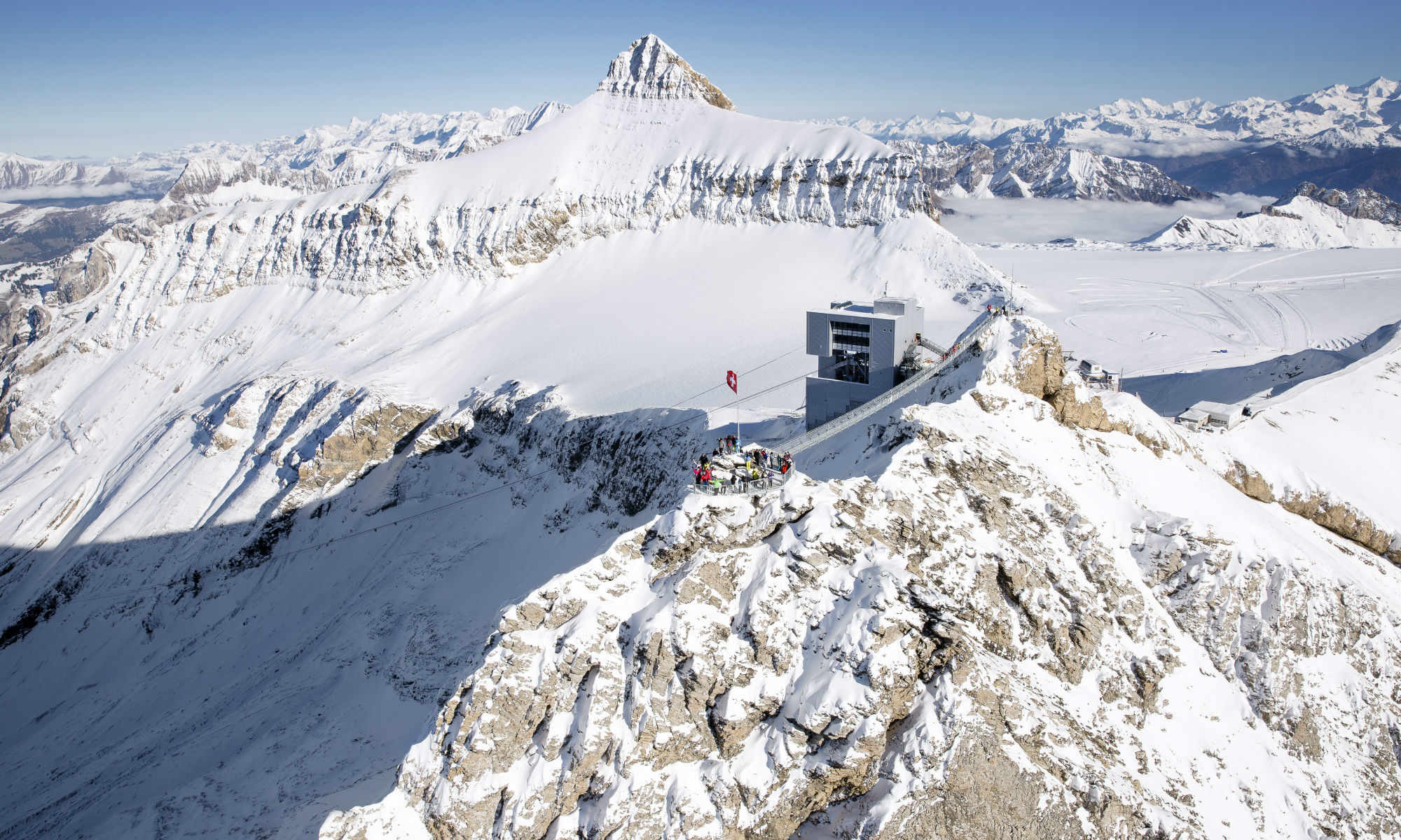  Der Peak Walk by Tissot von oben im Skigebiet Glacier 3000 in Les Diablerets.