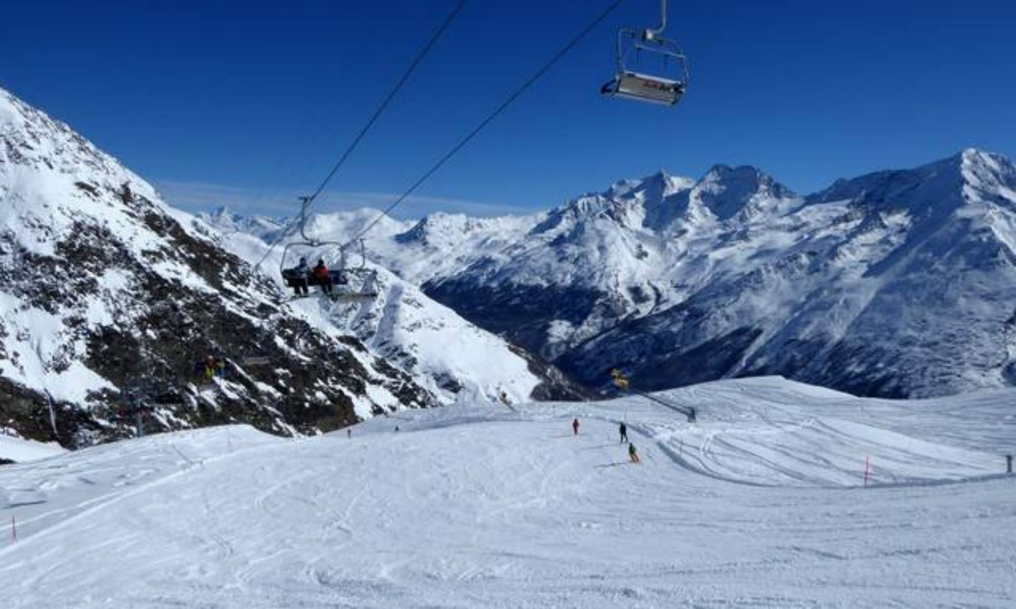Panorama einer Skipiste von der Längfluh aus betrachtet.