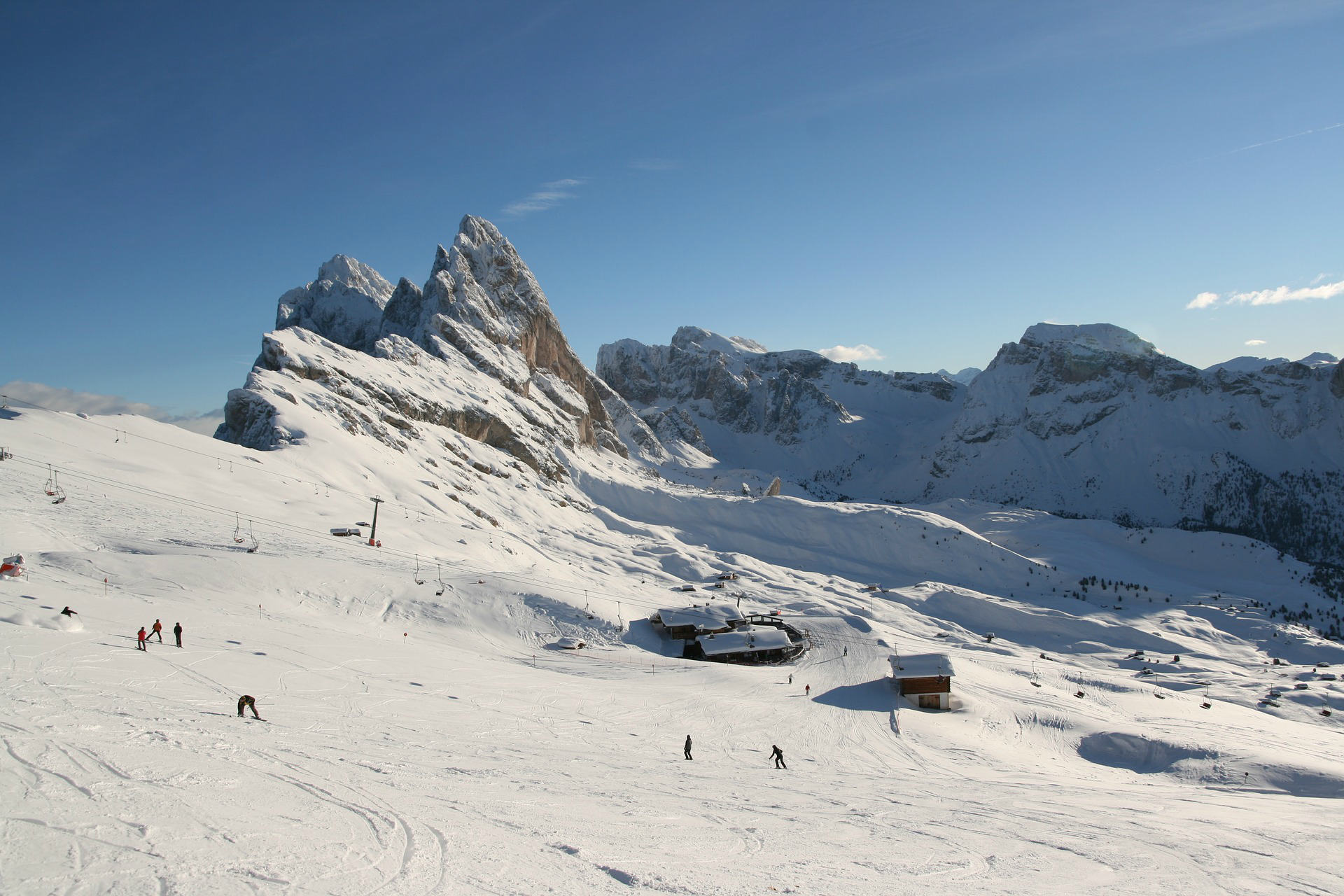 Eine Skipiste im Skigebiet Gröden mitten in den Dolomiten.
