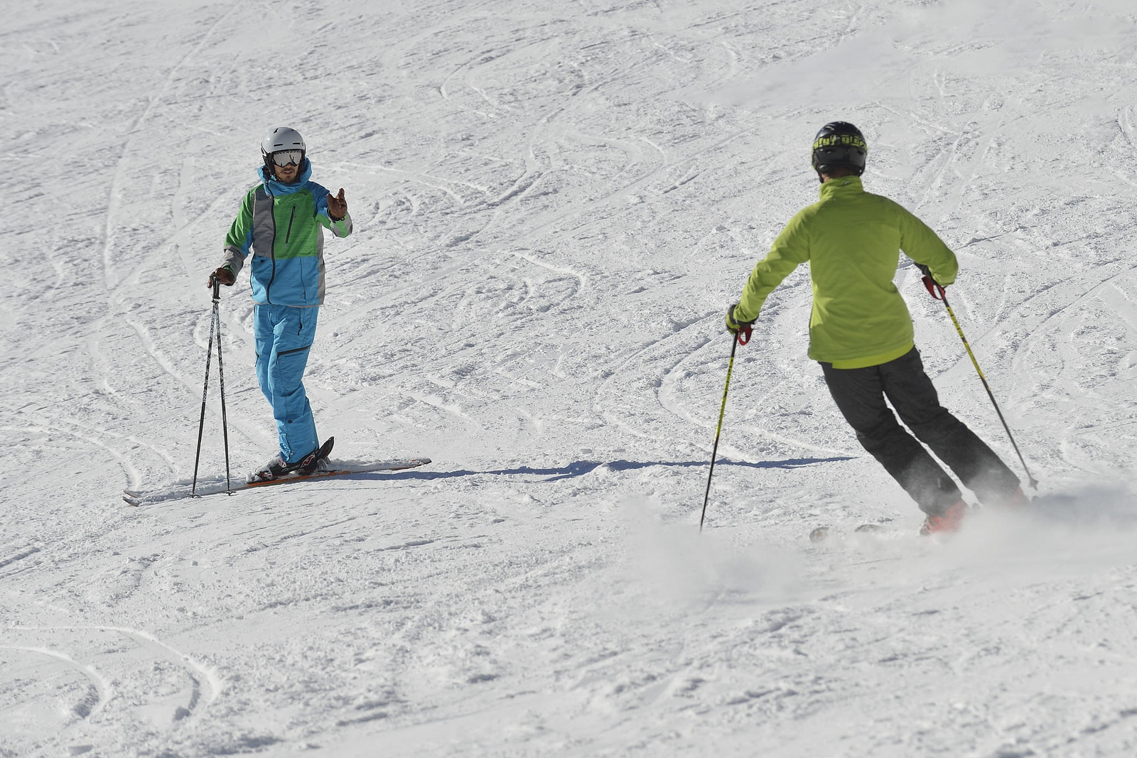 Skifahrer mit Privatskilehrer beim Üben des Parallelschwungs.