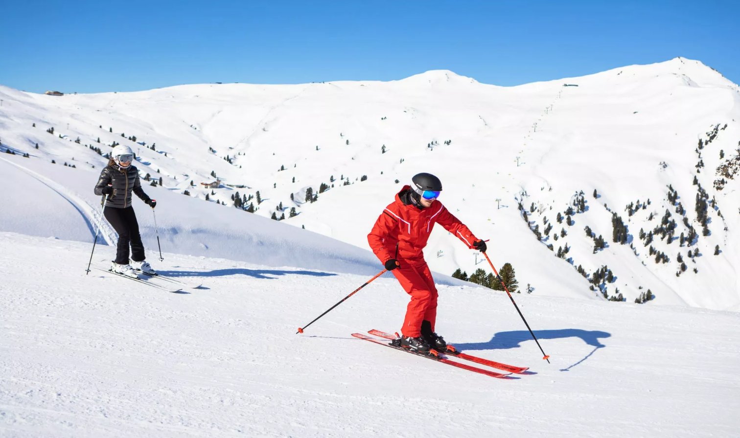 Ein Teilnehmer genießt seine private Skistunde mit einem Skilehrer.