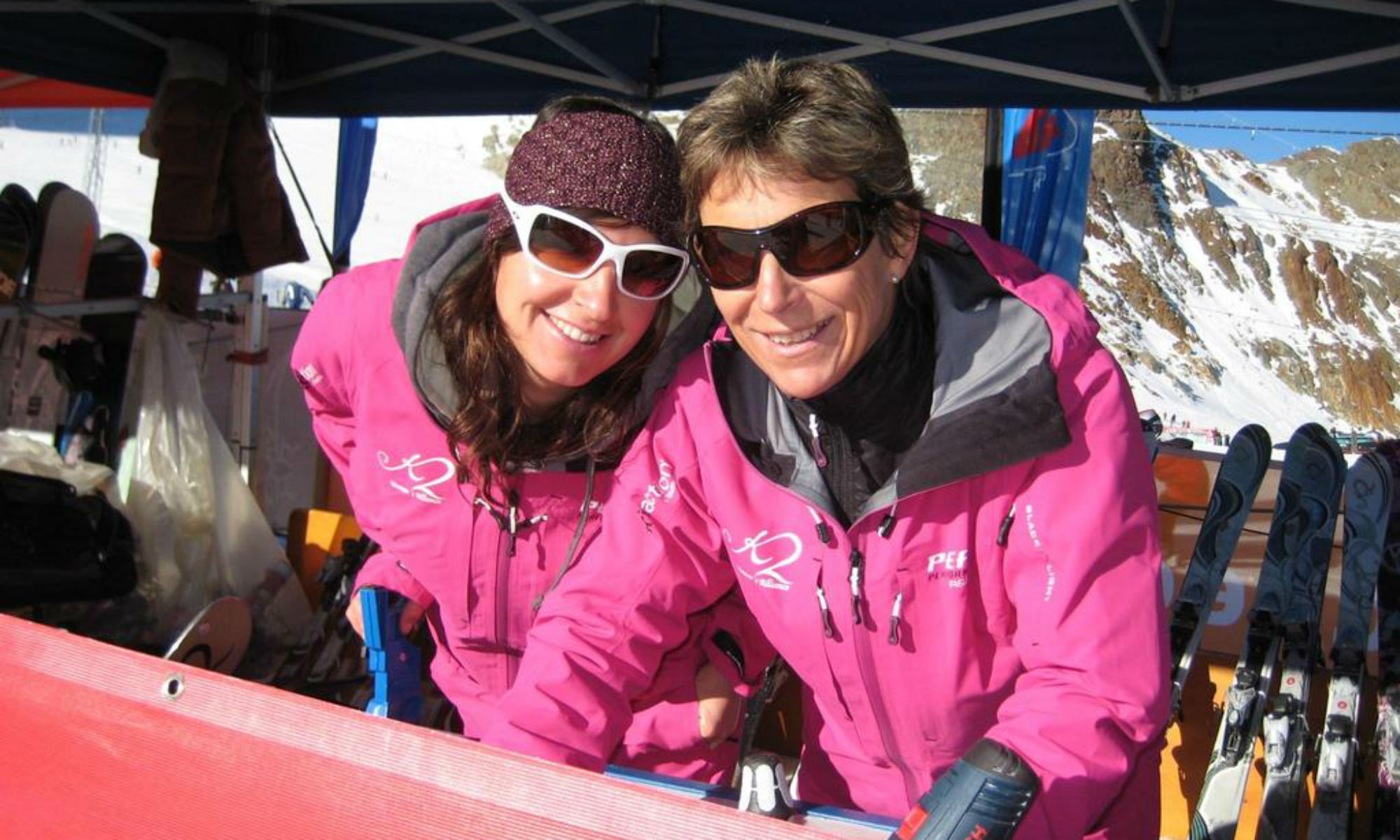 Monika Berwein mit einer Skifahrerin auf einer Hütte.