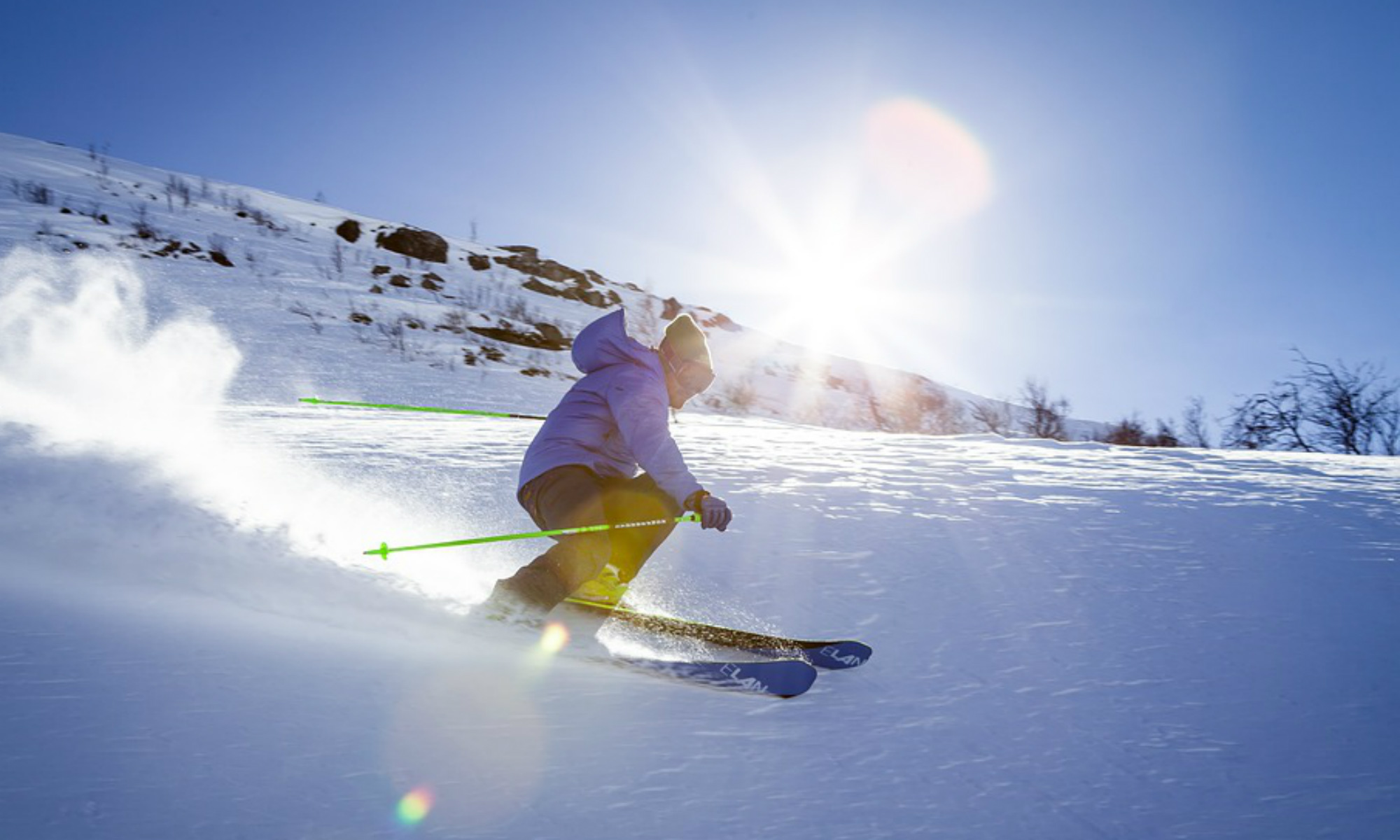 Un skieur seul sur une piste.