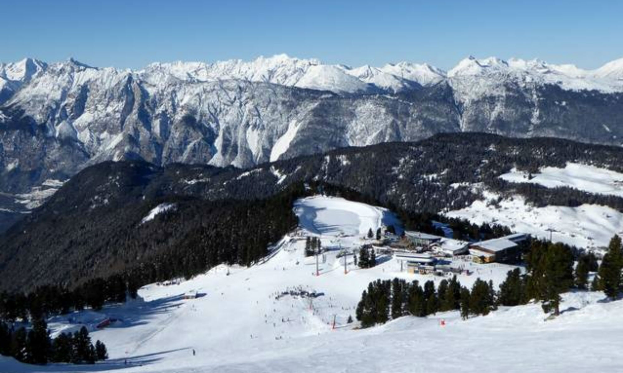 Panorama sulla stazione a monte della funivia Acherkogelbahn a Oetz-Hochoetz e sulle Alpi Venoste.