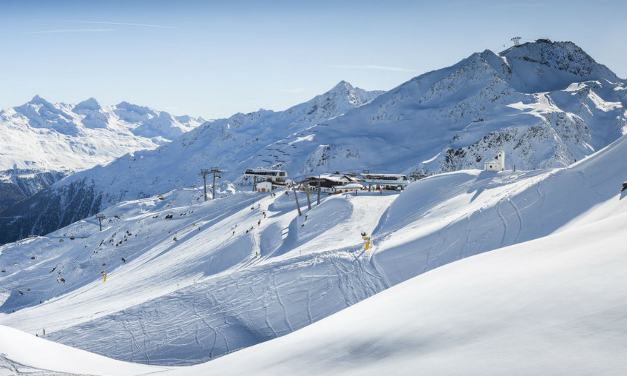 Slopes around the Giggijochbahn in the sunny ski resort of Sölden.