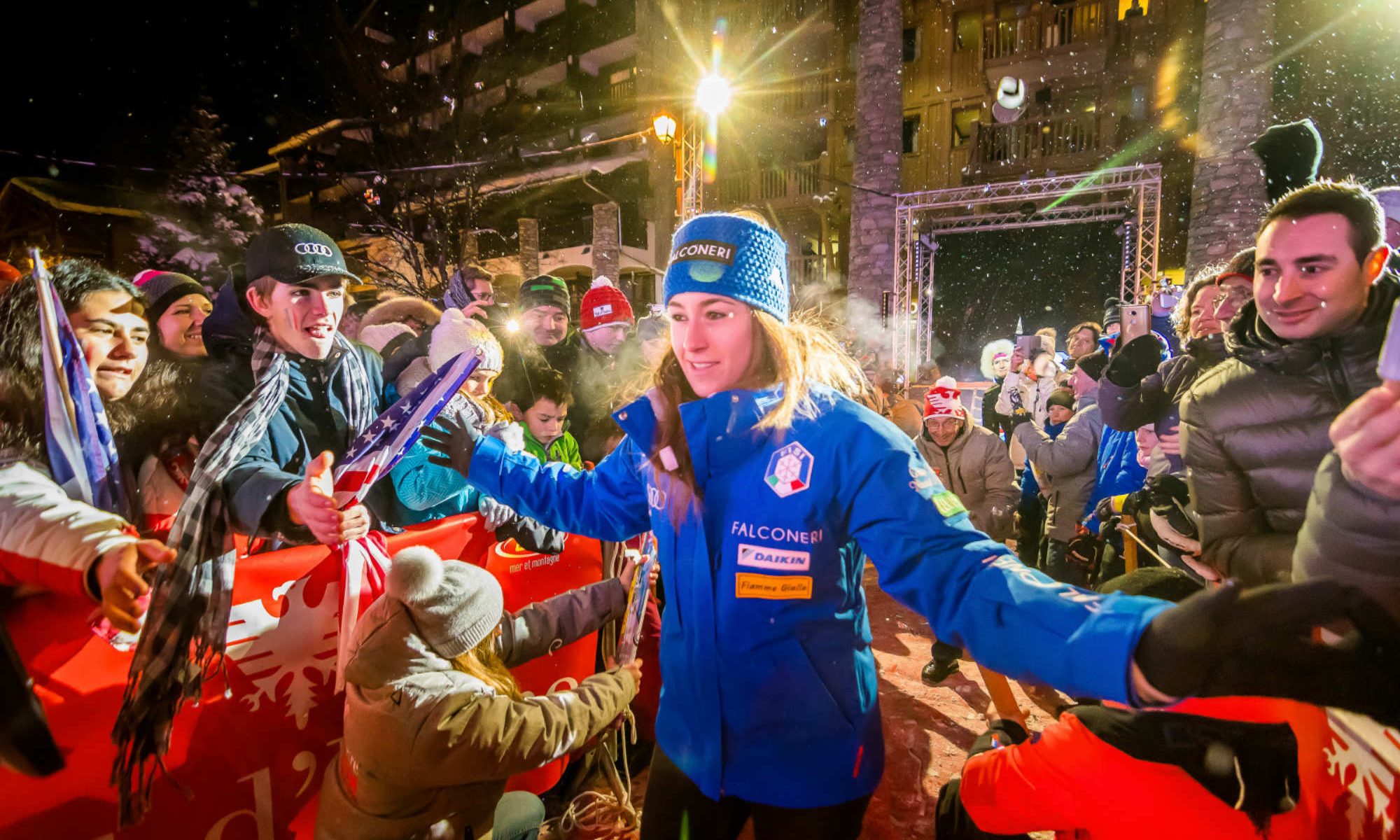 Une championne de ski traverse le public rassemblé à Val d’Isère.