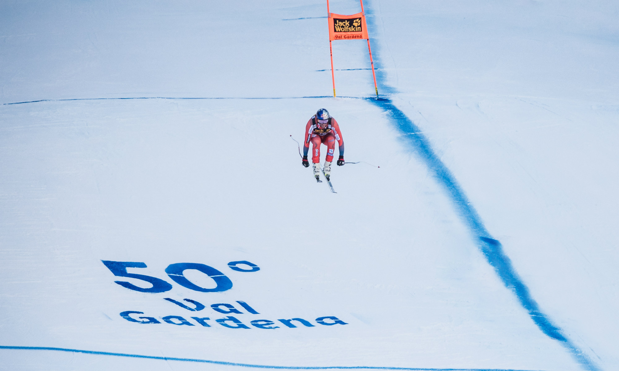Ein Skirennfahrer bestreitet die berühmte Abfahrt Saslong in Gröden.