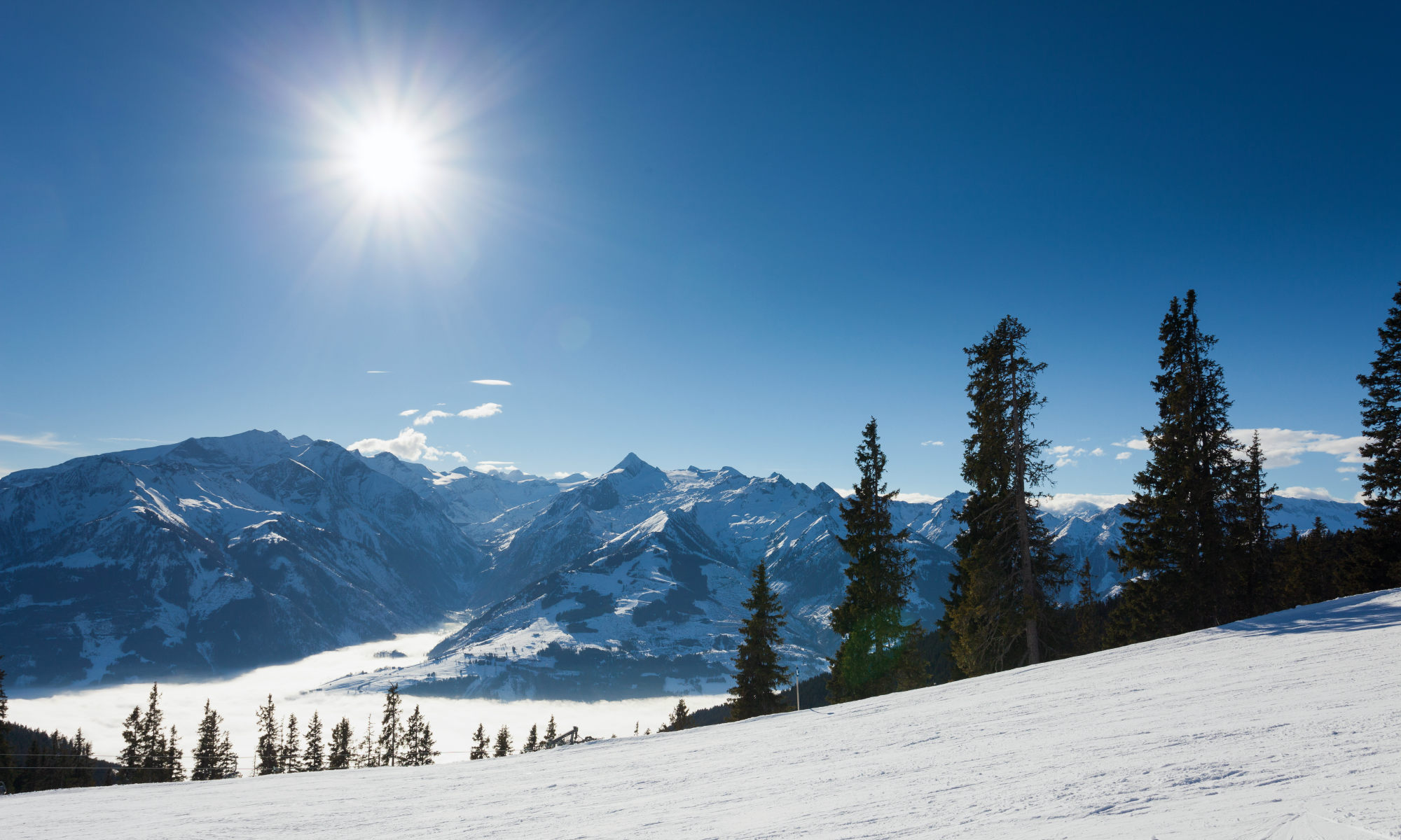 Panoramisch uitzicht op de omliggende bergen van het skigebied Kaprun.