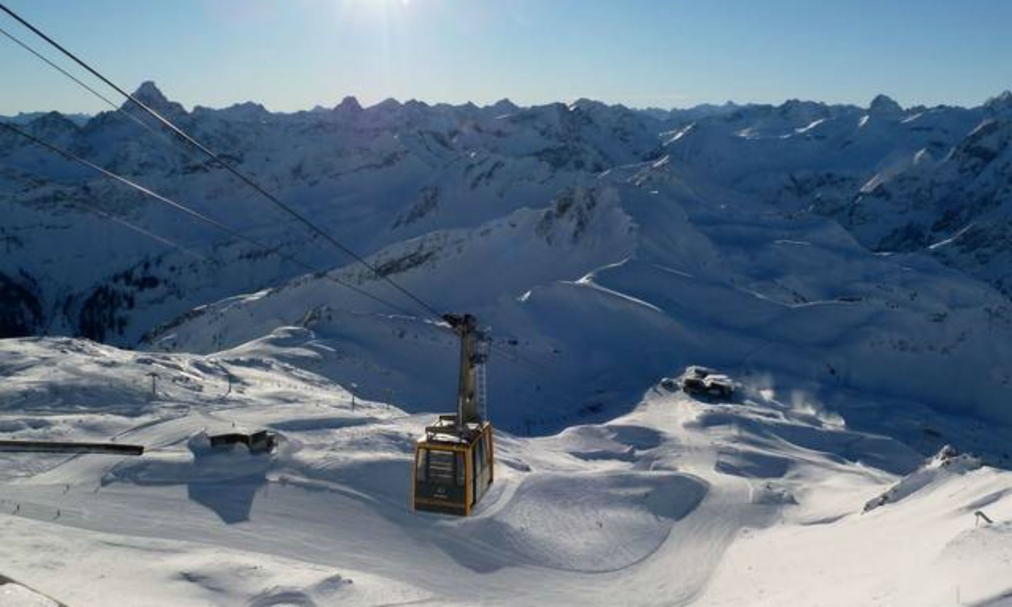 Die Nebelhornbahn in Oberstdorf mit Bergpanorama im Hintergrund.