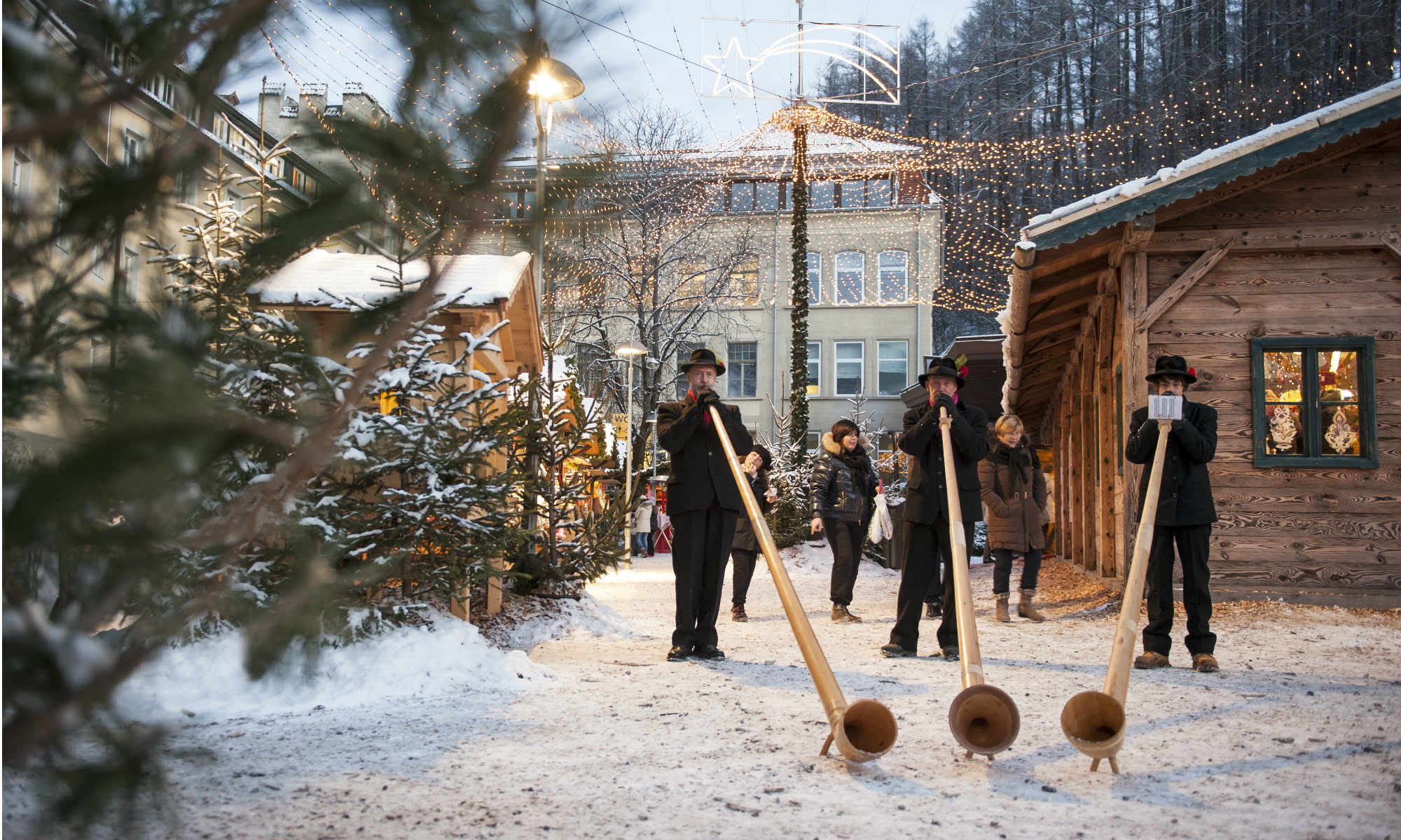 Musikanten am Weihnachtsmarkt in Bruneck, in der Nähe des Skigebiets am Kronplatz.
