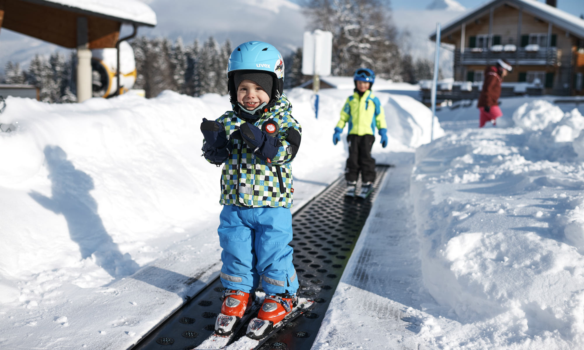 Kinder auf dem Förderband im Kinderland Söllis Winterwelt im Skigebiet Oberstdorf.