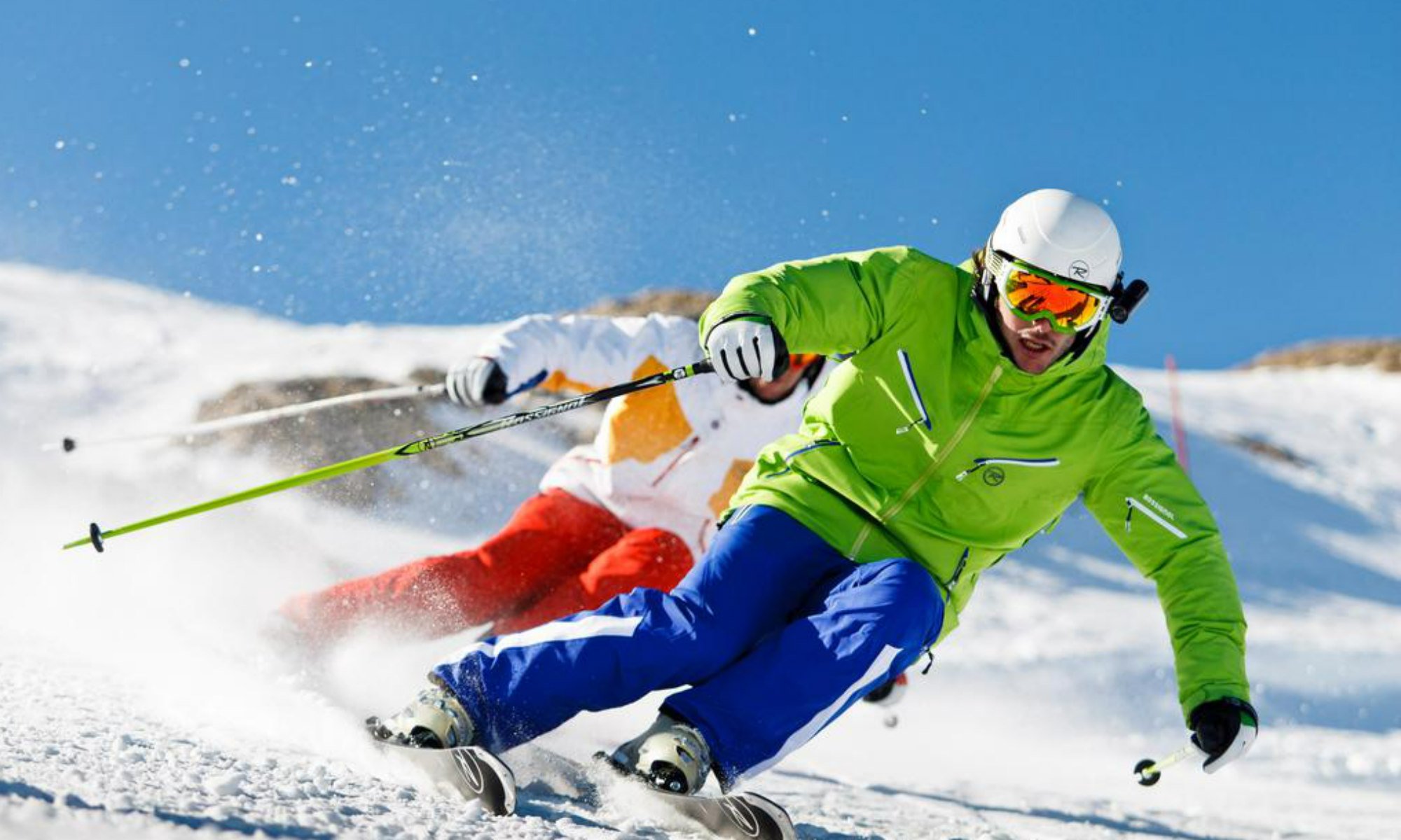 Zwei Skifahrer auf einer Piste im Skigebiet Sölden.