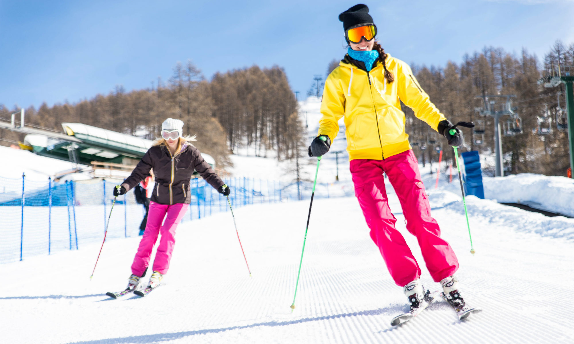 2 Frauen beim Skifahren auf einer einfachen Piste in Feldberg.