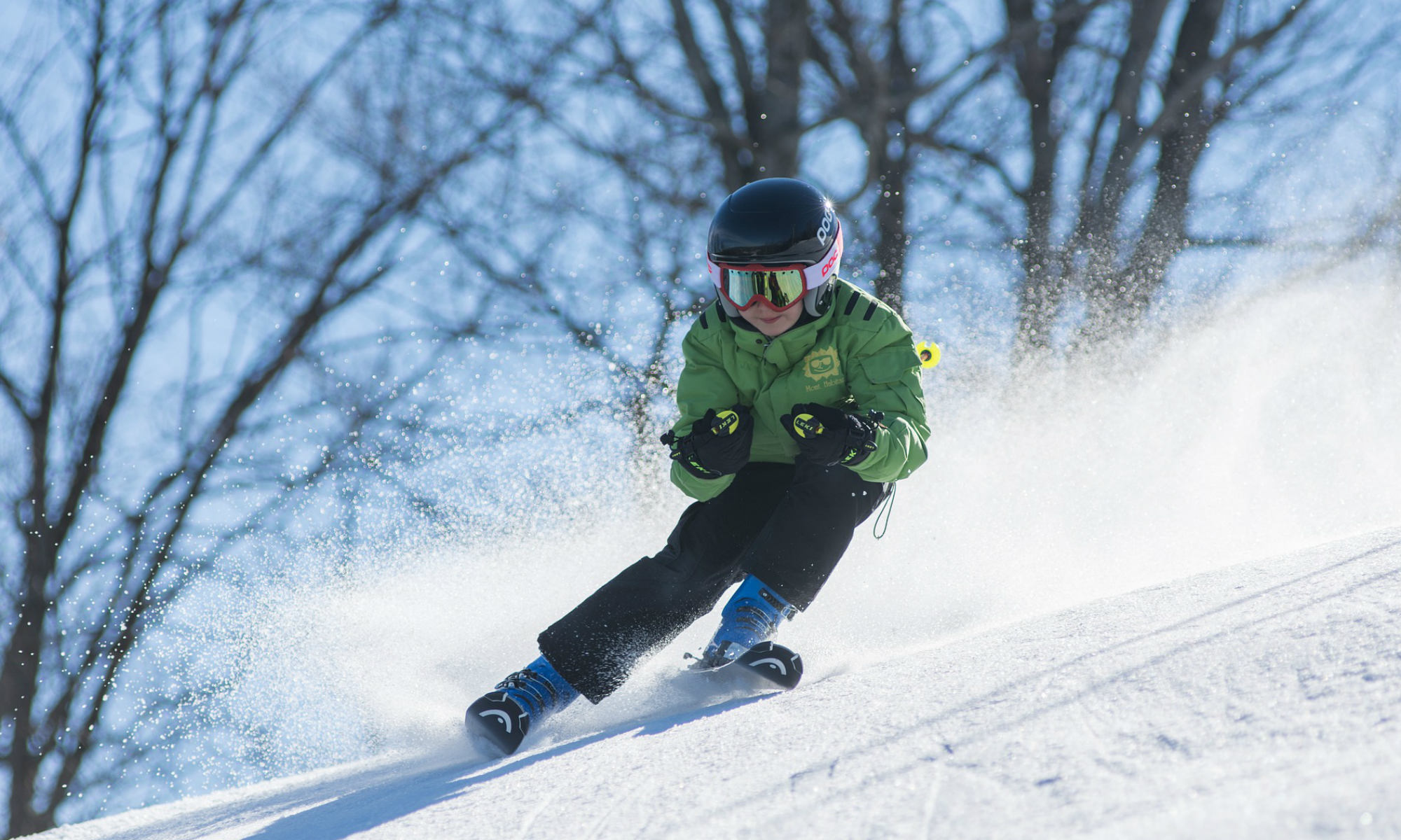 Un jeune skieur effectue un virage « carving ».