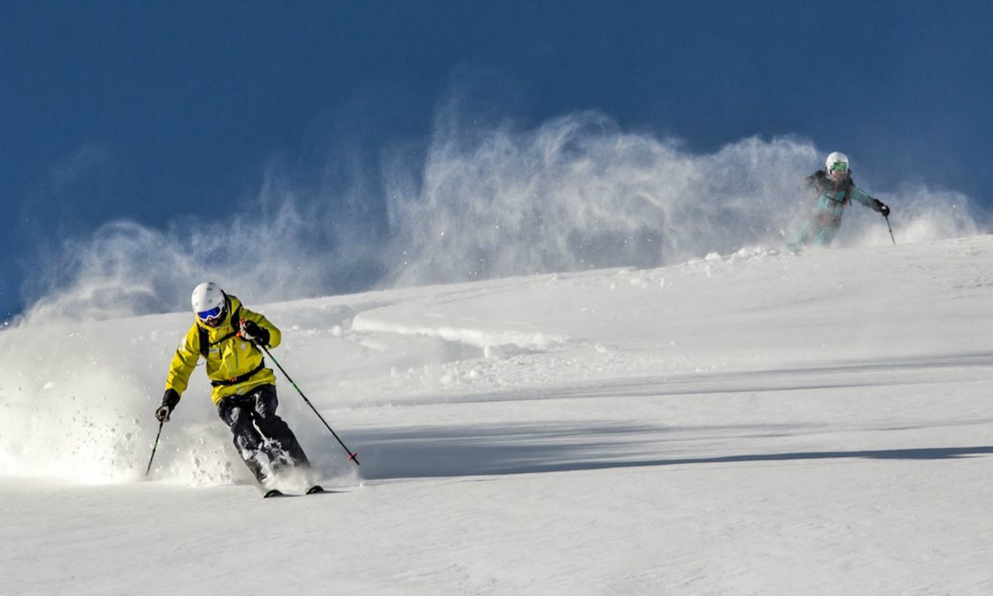 2 Freerider fahren auf einer Tiefschnee Piste im Skigebiet Mayrhofen.