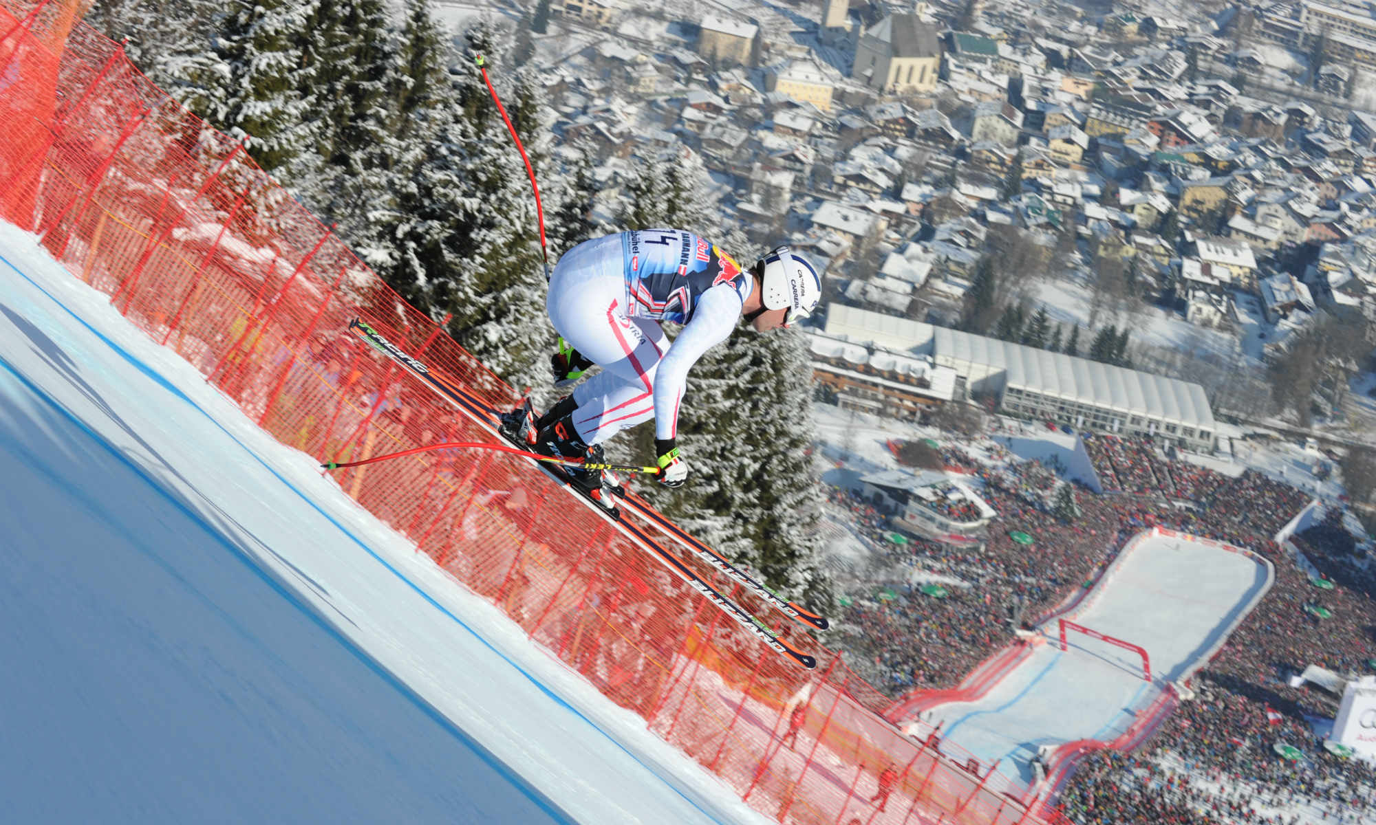 Ein Skirennläufer beim Weltcup Rennen auf der Streif.