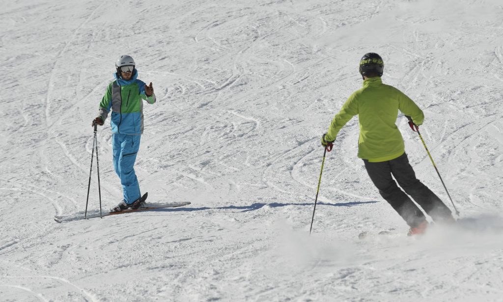 The right skiing technique: Swoop downhill with parallel turns