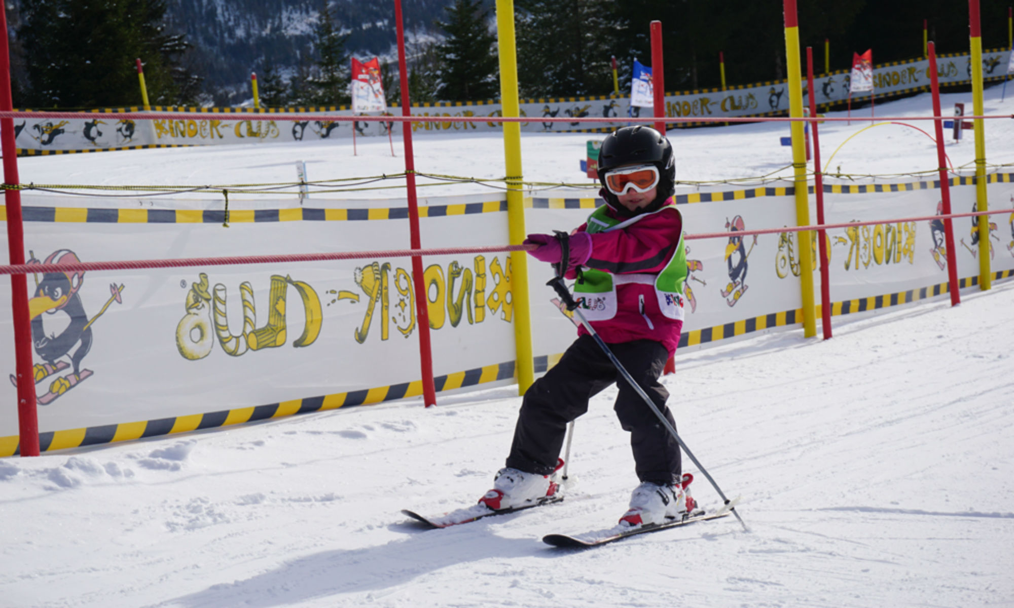 Ein Kind lernt das Skifahren am Babylift in Christlum-Achenkirch.