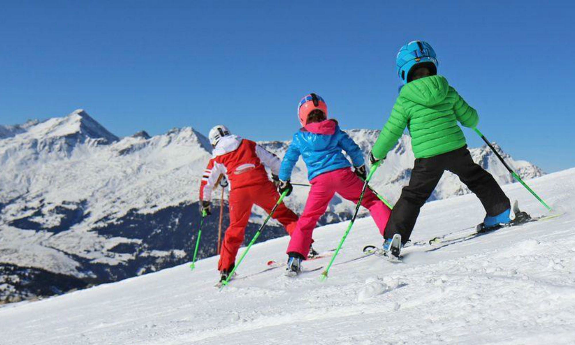 Ein Skilehrer übt mit 2 Kindern den Pflug im Skigebiet Nauders.