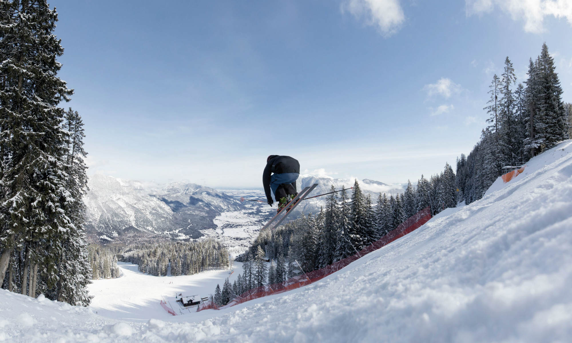 Ein Skifahrer auf der bekannten Kandahar Abfahrt im Skigebiet Garmisch-Classic.