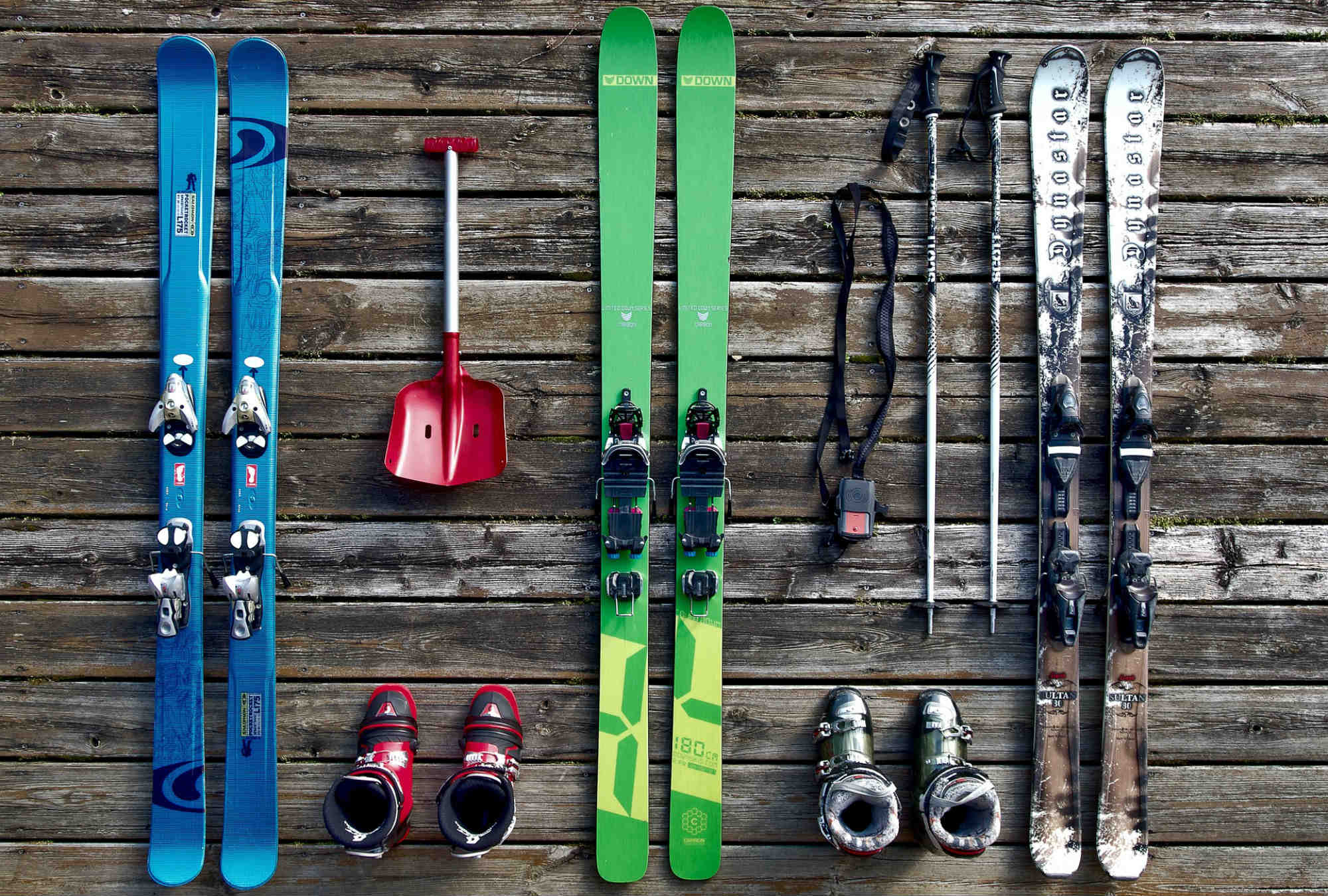 Basic freeriding equipment including a shovel and an avalanche transceiver.