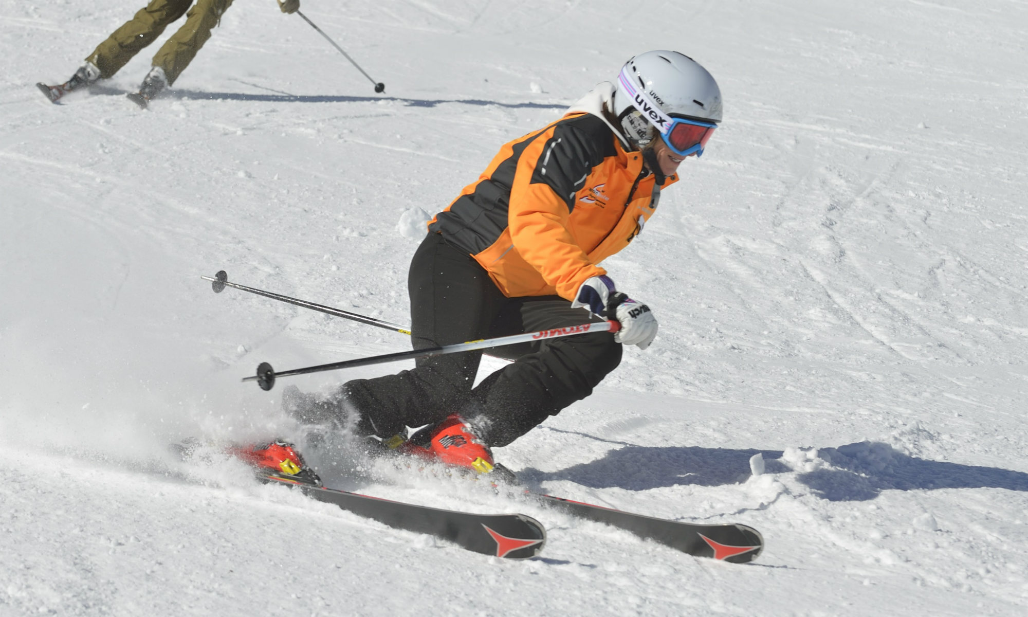 Die Skirennläuferin Ingrid Salvenmoser beim starken Aufkanten auf der Skipiste.