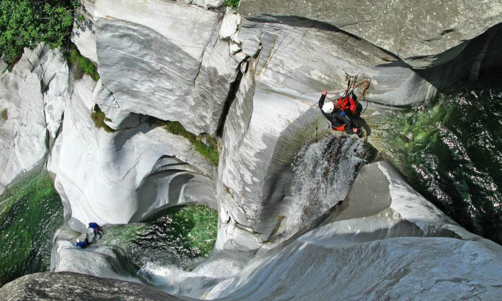 Ein Kletterer seilt sich beim Canyoning in Boggera Schlucht ab.