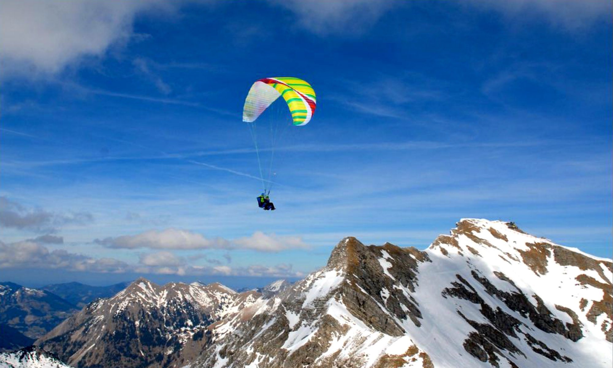 Ein Gleitschirmflug über den Oberstdorfer Bergen in Bayern.