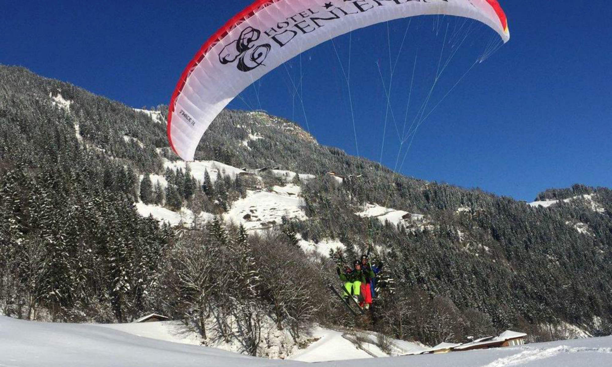 Ein Tandemflug während eines Skistarts.