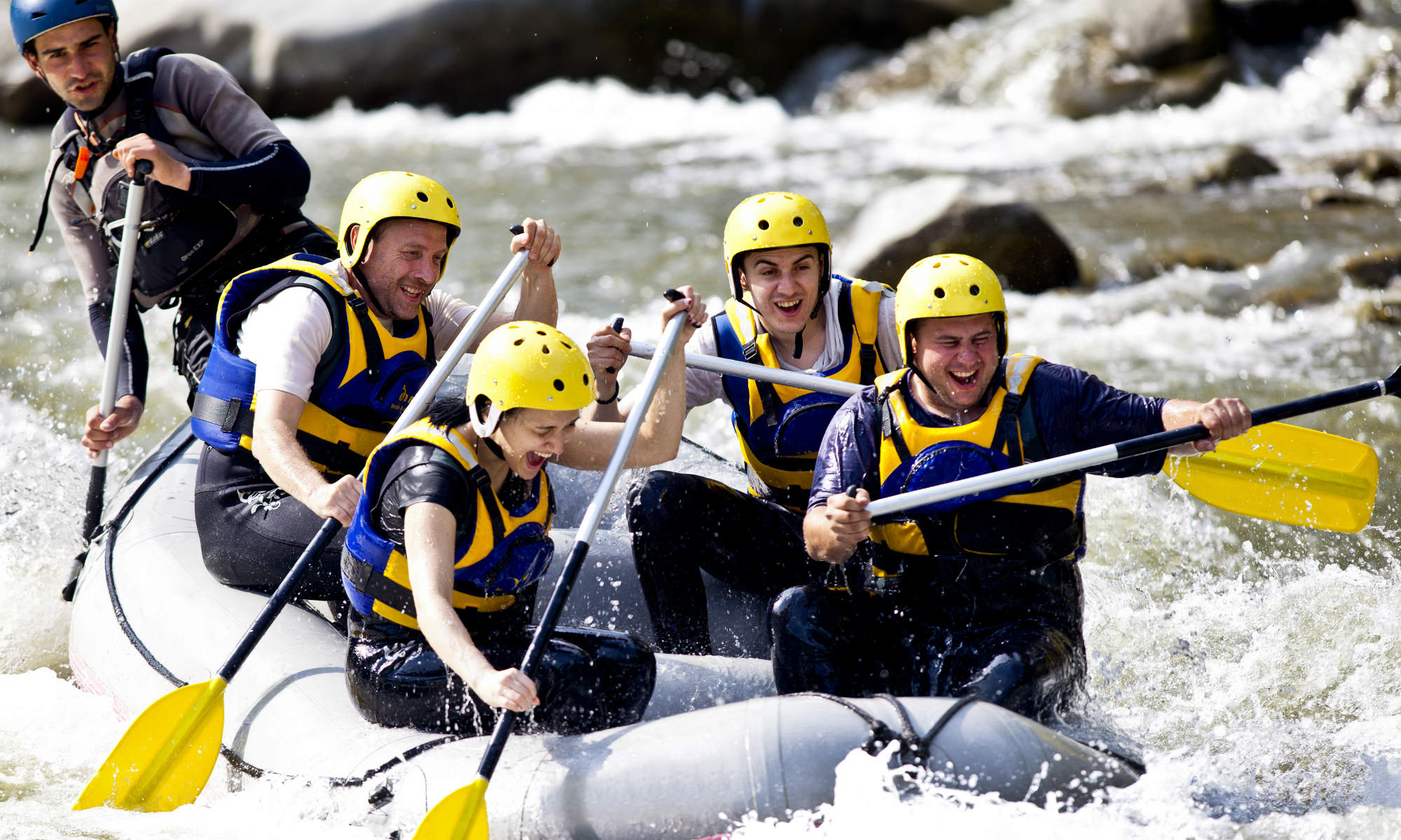 Eine Gruppe bei einer Rafting Tour.