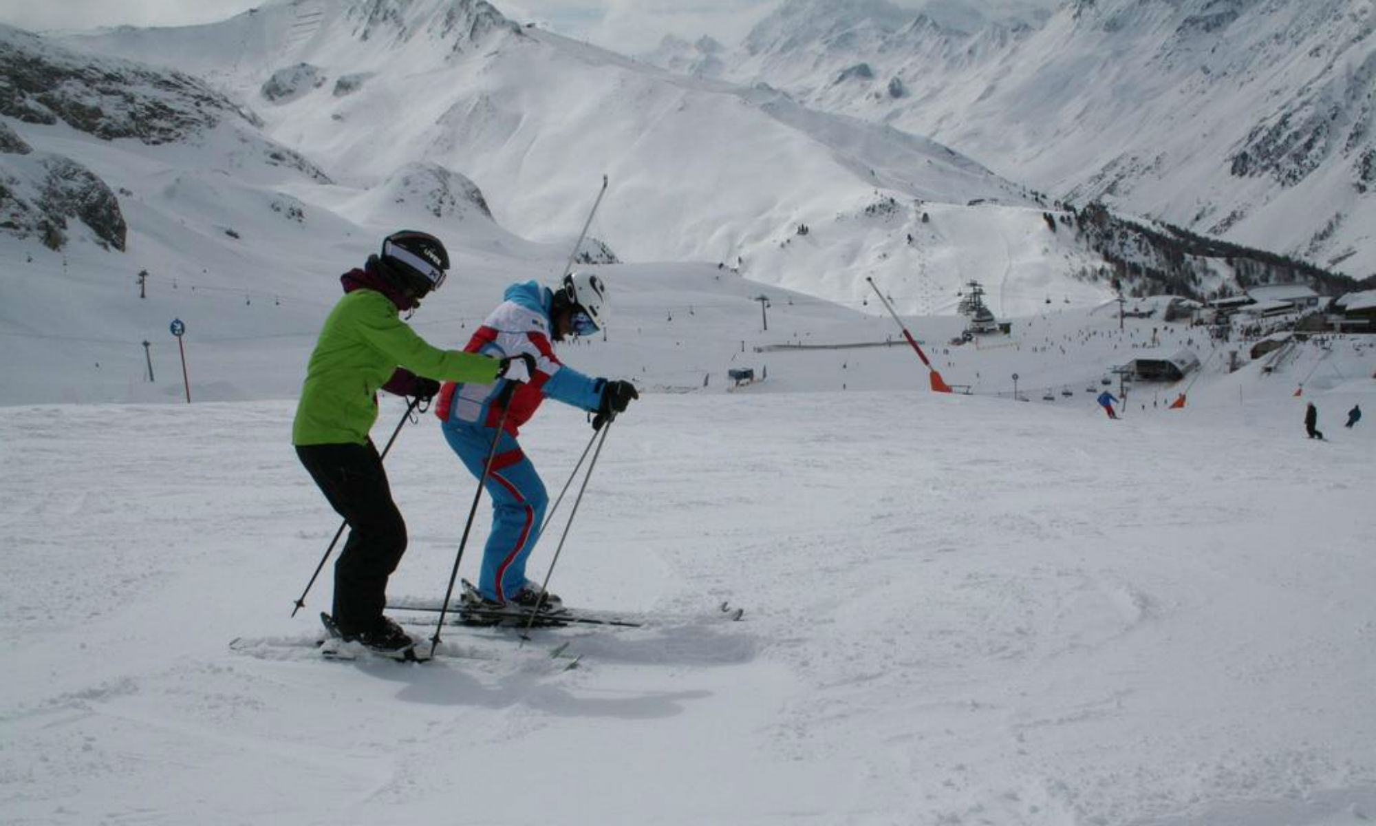 Ein Skilehrer erklärt seinem Schützling die richtige Technik auf einer der Pisten in Ischgl.