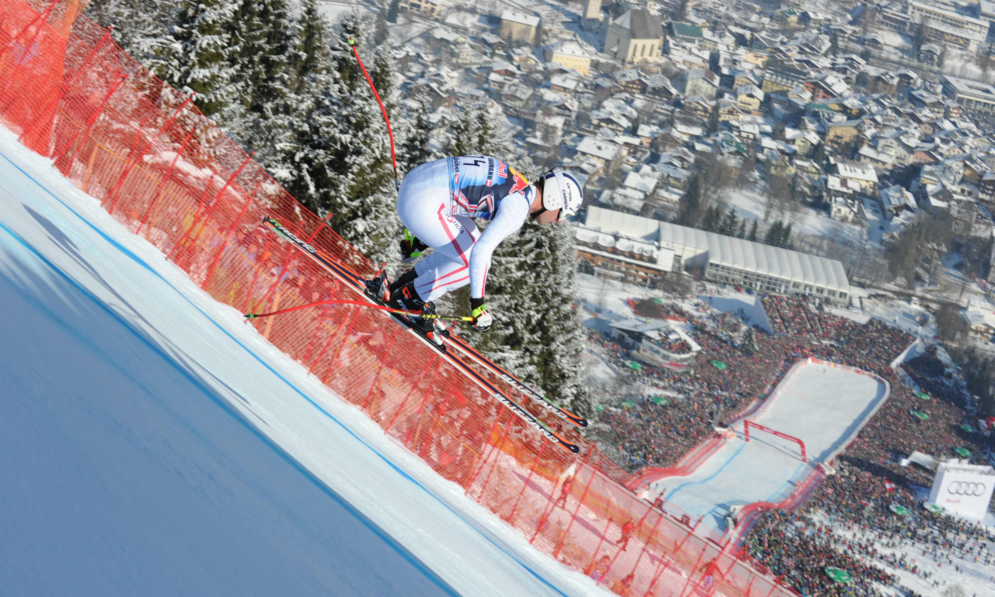 Ein professioneller Skifahrer auf dem Steilhang der Streif.