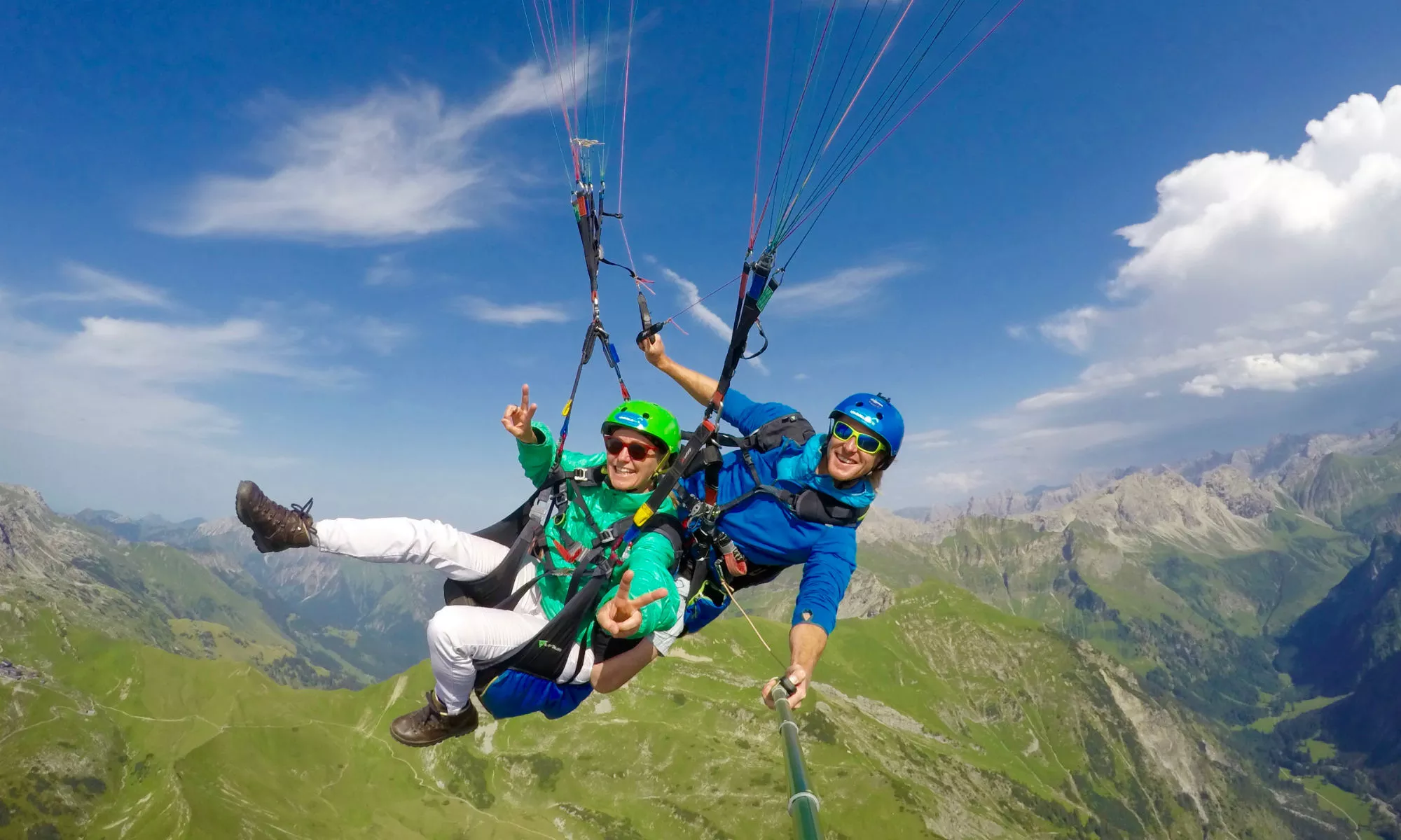 Un pilote tandem avec un passager lors d'un vol acrobatique dans l'Allgäu bavarois.