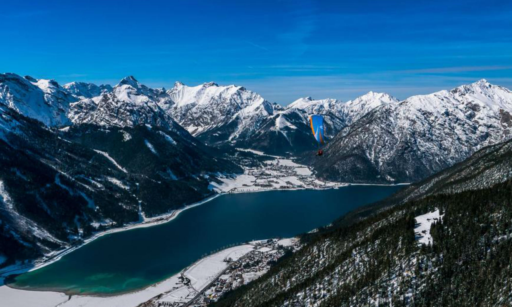 Un parapente au-dessus du paysage hivernal du lac Achensee.