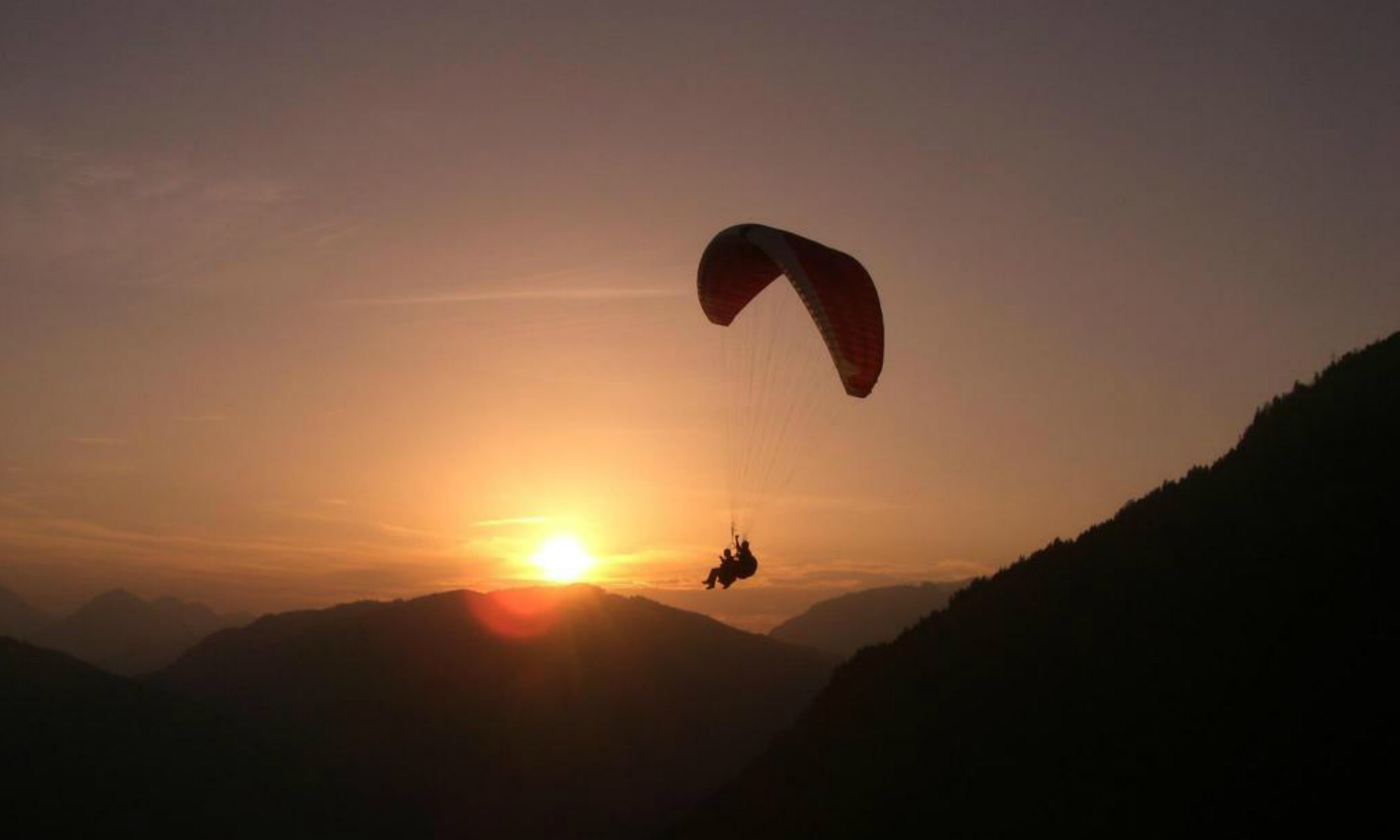 Un vol en parapente sur le Gerlitzen au coucher du soleil.